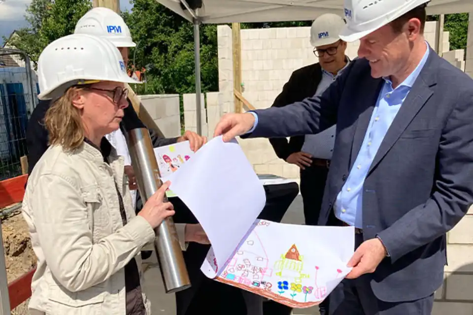 Dr. Stephan Keller bei der Grundsteinlegung der KiTa am Offenbacher Weg