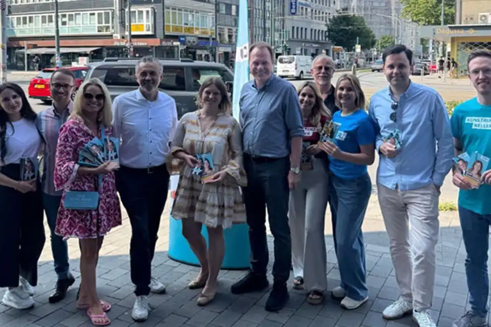 Dr. Stephan Keller beim Wahlkampfstand in der Düsseldorf Innenstadt