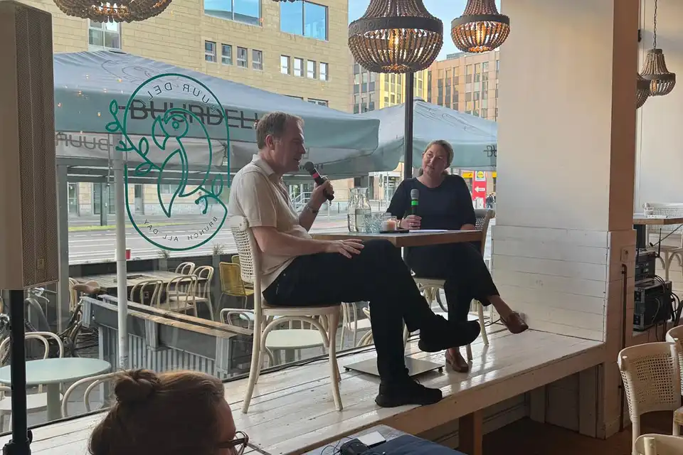 Dr. Stephan Keller im Interview in einem Café in Düsseldorf