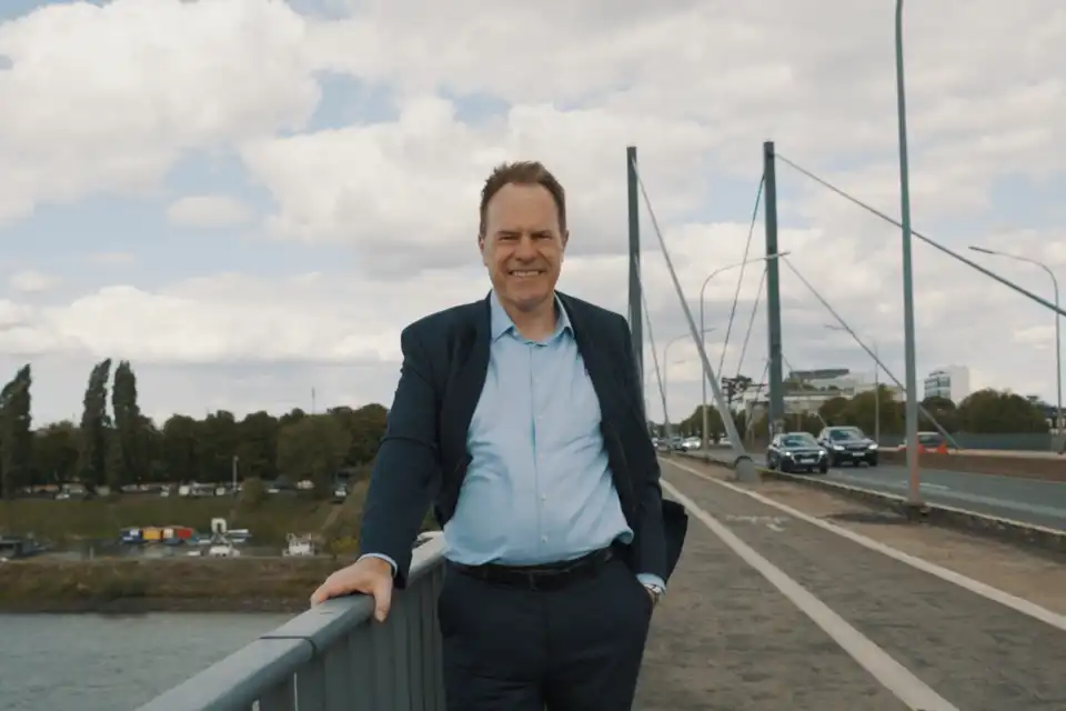 Stephan Keller steht auf einer der Düsseldorfer Brücken
