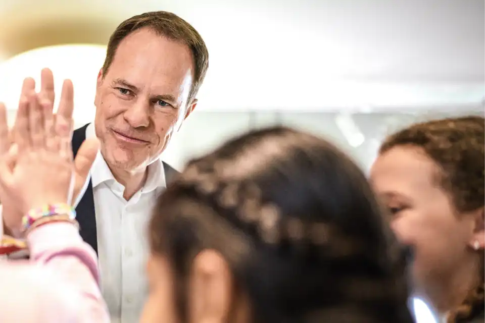 Stephan Keller klatscht mit Kindern ab