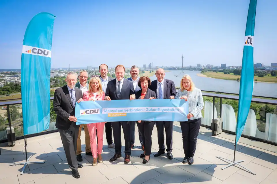 Dr. Stephan Keller (5. v.l.) gemeinsam mit dem Kreisvorsitzenden Thomas Jarzombek, Ratsherrn Andreas Hartnigk, der stellvertretenden Kreisvorsitzenden Angela Erwin, dem Mitgliederbeauftragten Marco Schmitz, dem stellvertretenden Kreisvorsitzenden Peter Blumenrath, der Ratsfrau Dagmar von Dahlen, dem Fraktionsvorsitzenden der CDU-Ratsfraktion Rolf Tups sowie Ratsfrau Angelika Penack-Bielor (v.l.n.r.)
