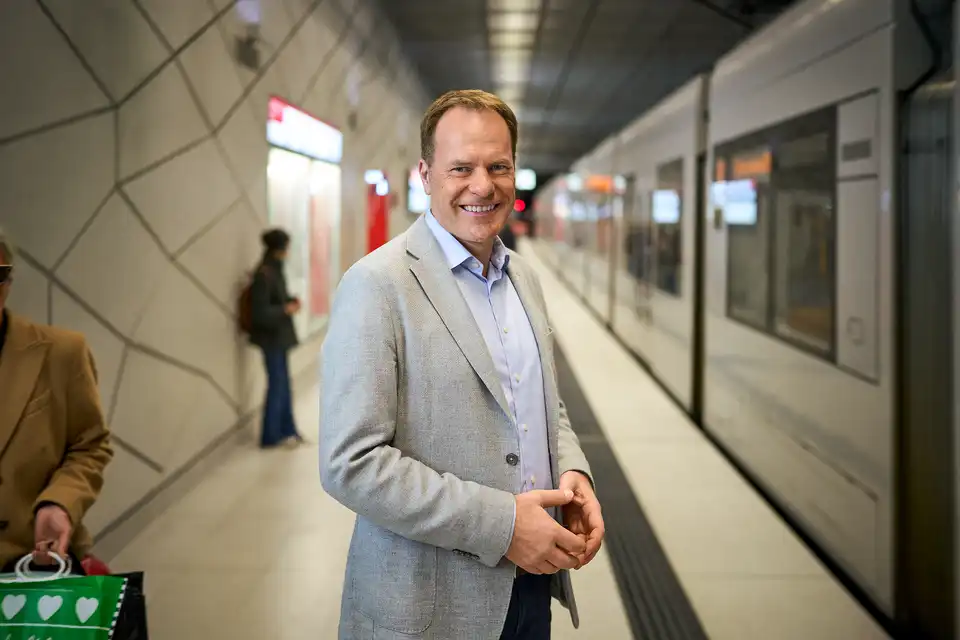 Stephan Keller im U-Bahnhof vor einer Straßenbahn