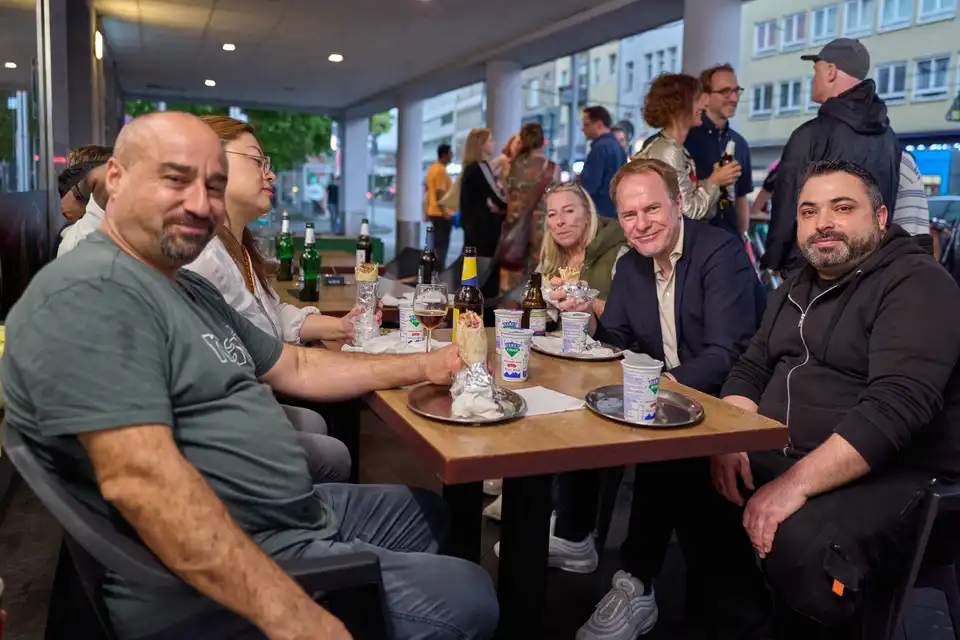 Dr. Stephan Keller am Tisch mit Anliegern des Worringer Platzes