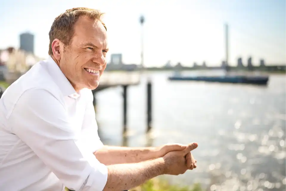 Stephan Keller blickt auf den Rhein
