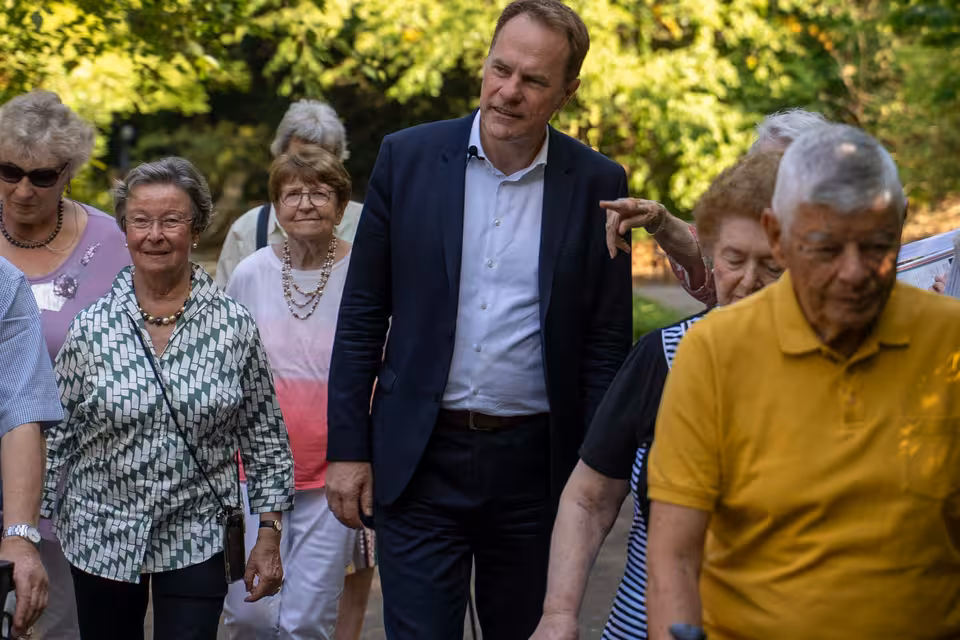 Stephan Keller inmitten einer Gruppe von Bürgerinnen und Bürgern