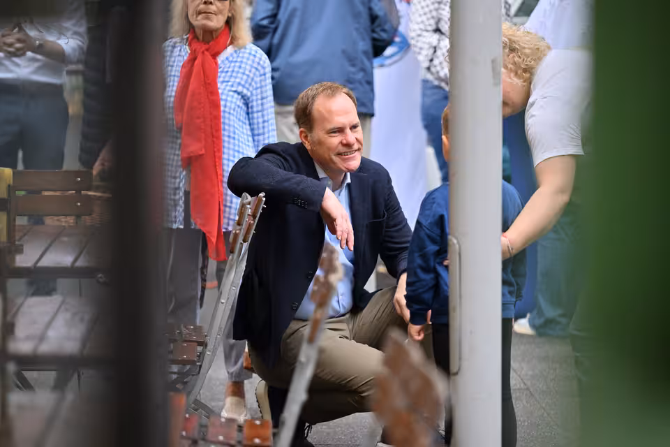 Dr. Stephan Keller im Gespräch mit einem Kind