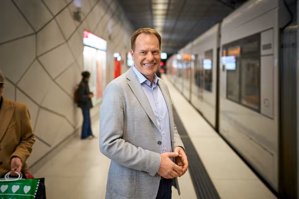 Stephan Keller im U-Bahnhof vor einer Straßenbahn
