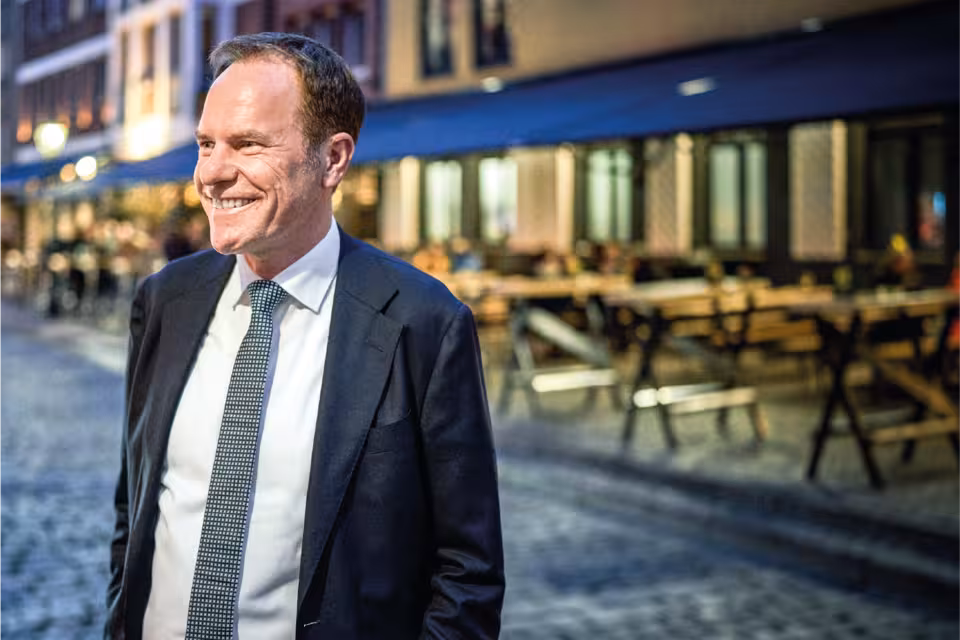 Dr. Stephan Keller abends in der Altstadt