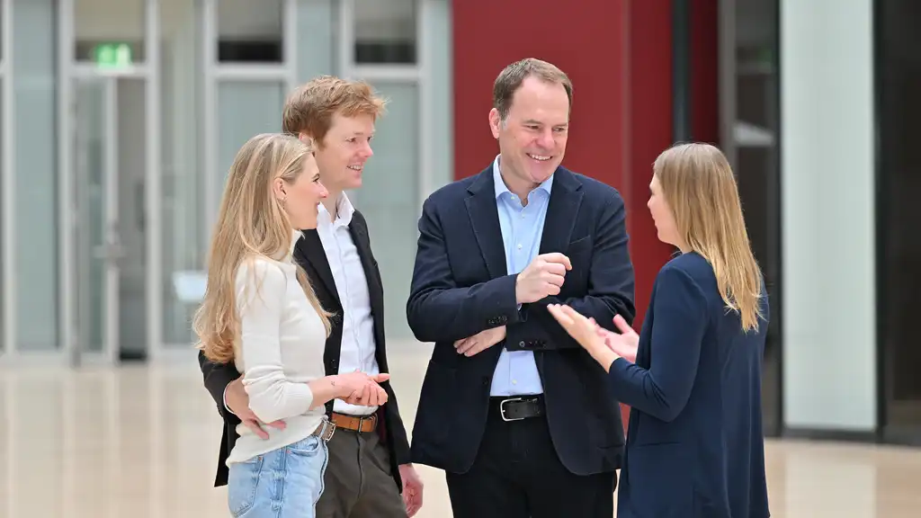 Dr. Stephan Keller im Gespräch mit mehreren Personen