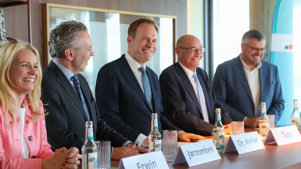 Dr. Stephan Keller (mitte) gemeinsam mit Angela Erwin, Thomas Jarzombek, Rolf Tups und Peter Blumenrath