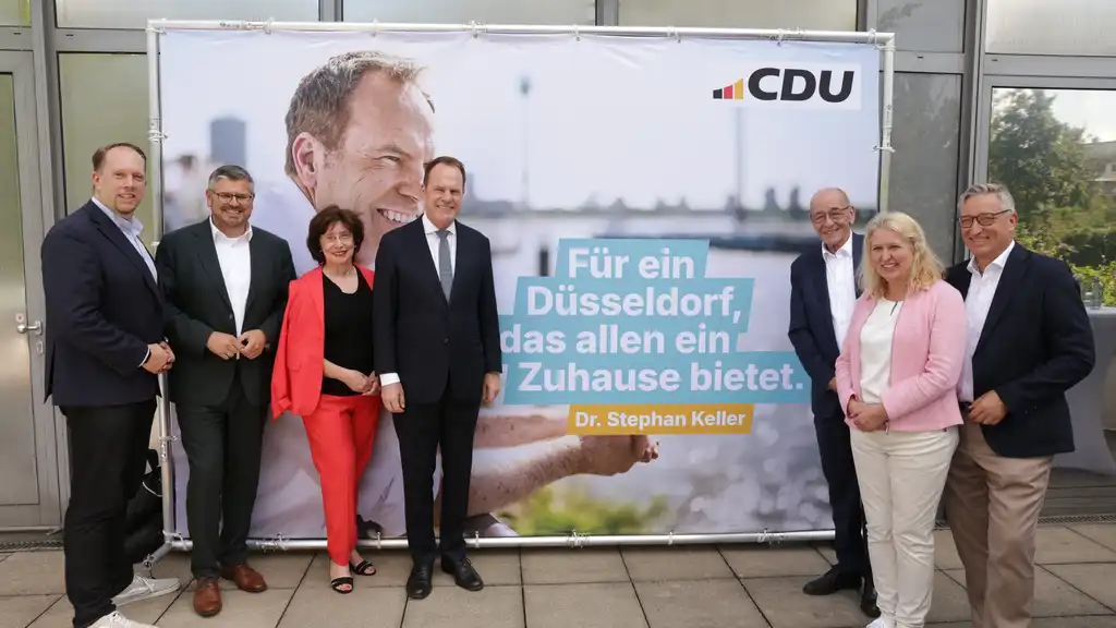 Dr. Stephan Keller mit Mitgliedern der CDU Düsseldorf vor einem seiner Wahlplakate