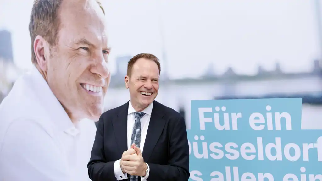Dr. Stephan Keller freut sich über die Plakatkampagne