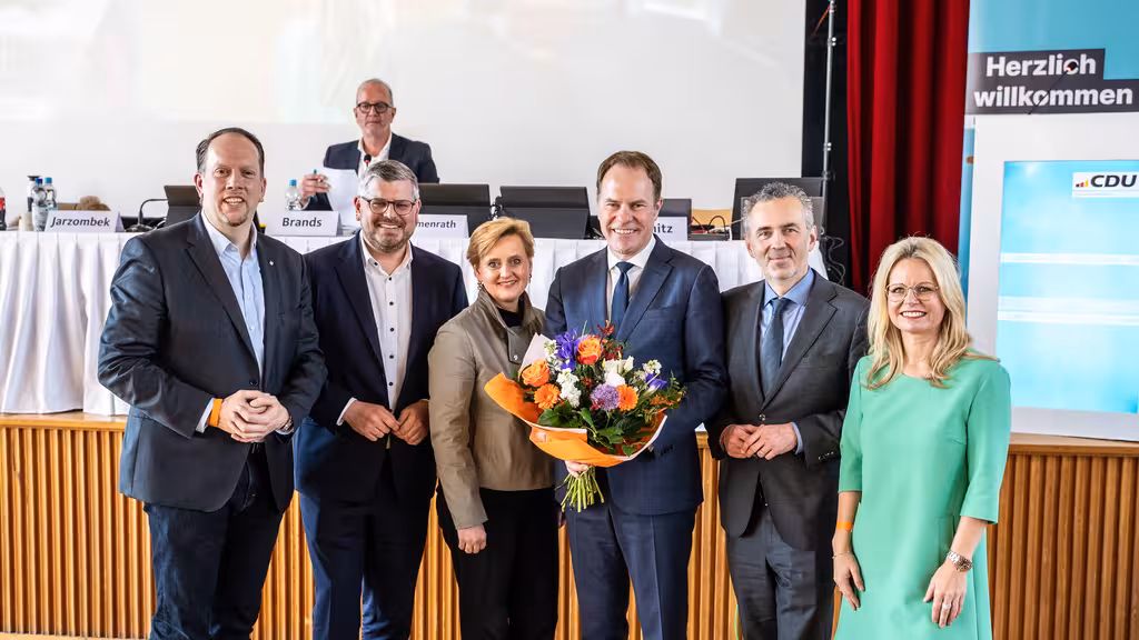 Der Kreisvorstand der CDU Düsseldorf mit dem Vorsitzenden Thomas Jarzombek gratuliert Amtsinhaber Dr. Stephan Keller zur erneuten Nominierung als Kandidat für die Oberbürgermeisterwahl am 14. September 2025 