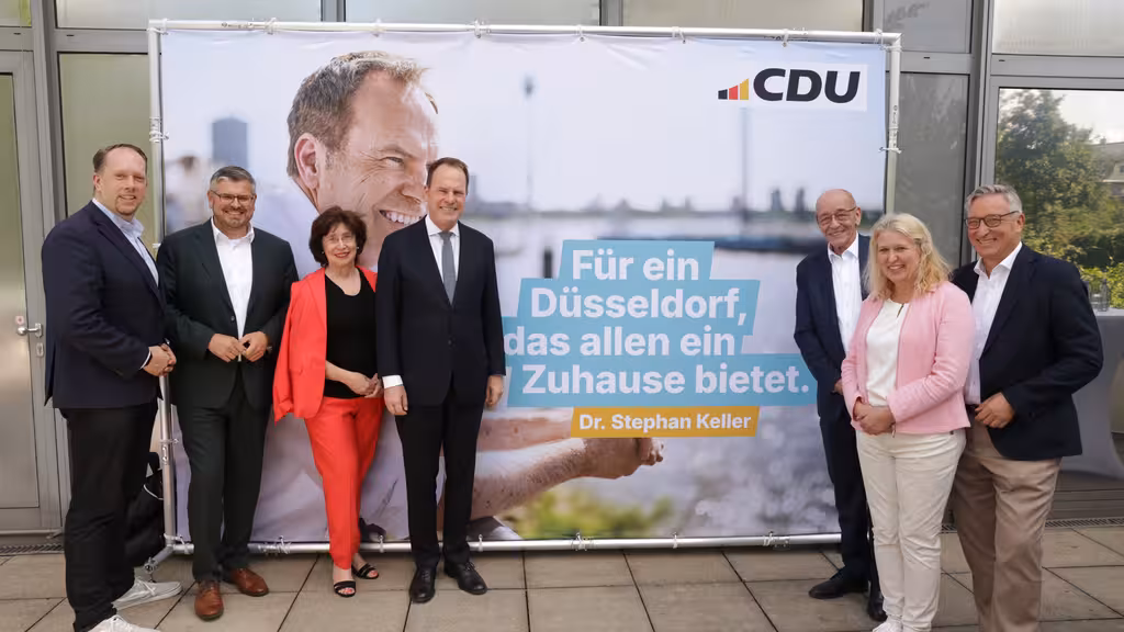 Dr. Stephan Keller mit Mitgliedern der CDU Düsseldorf vor einem seiner Wahlplakate