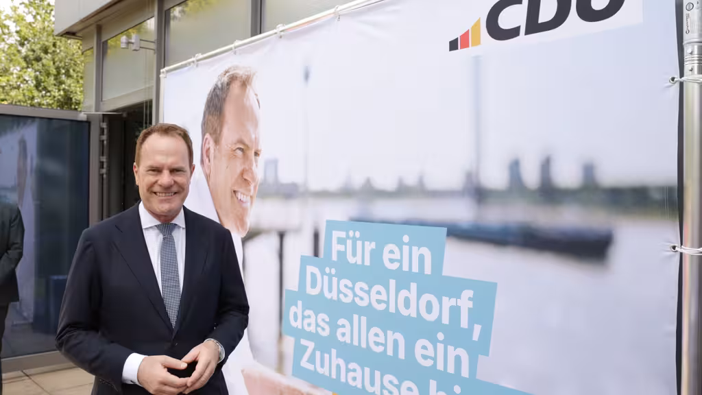Dr. Stephan Keller vor einem seiner neuen Wahlplakate