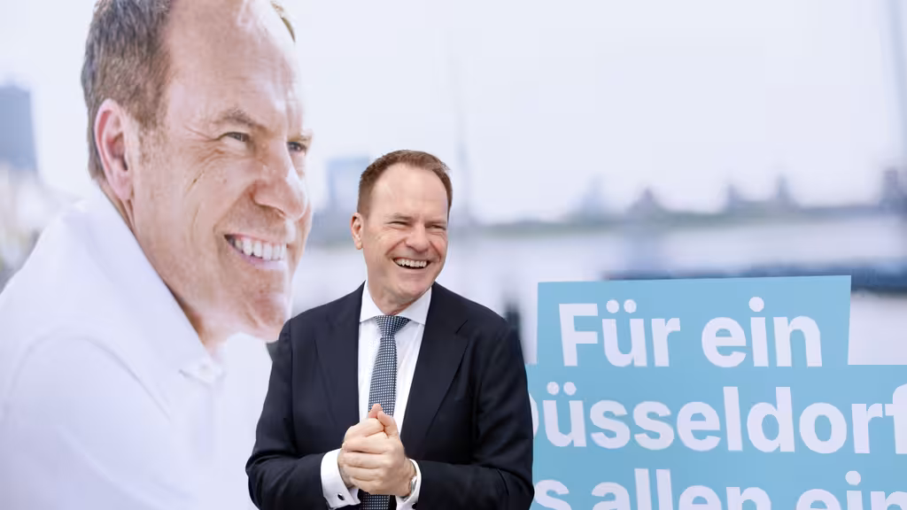Dr. Stephan Keller freut sich über die Plakatkampagne